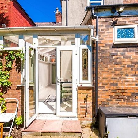 Large 4 Bedroom Home With Free Parking Near Mediacityuk Μάντσεστερ Εξωτερικό φωτογραφία