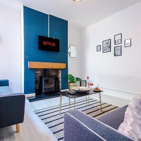 Large 4 Bedroom Home With Free Parking Near Mediacityuk Μάντσεστερ Εξωτερικό φωτογραφία