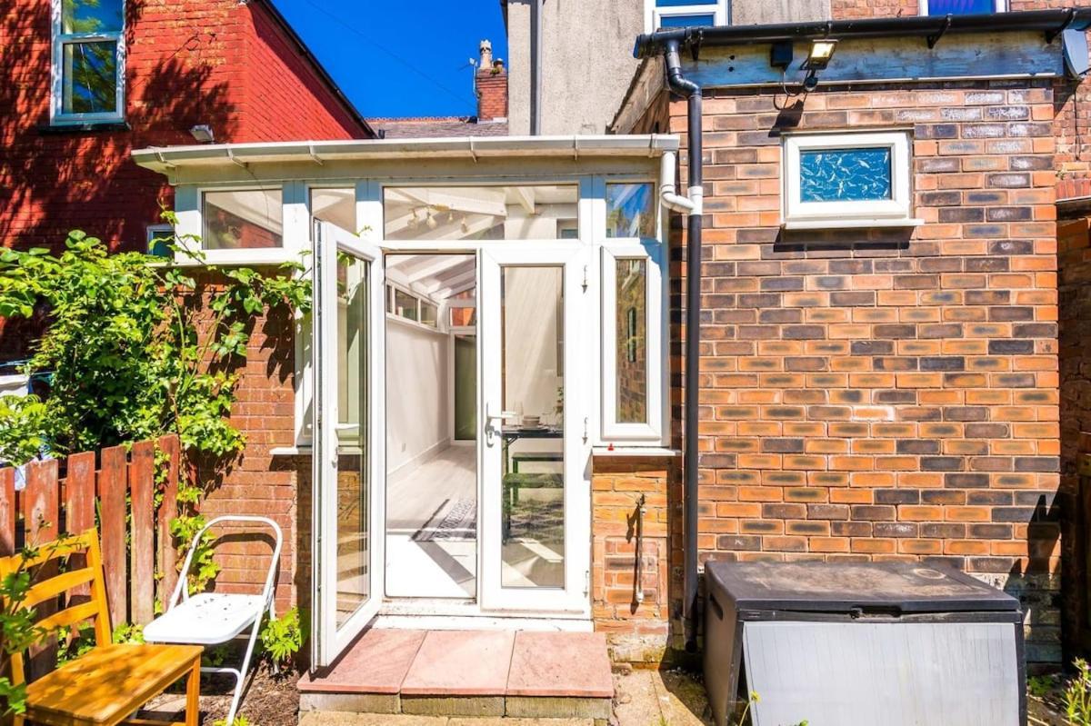 Large 4 Bedroom Home With Free Parking Near Mediacityuk Μάντσεστερ Εξωτερικό φωτογραφία