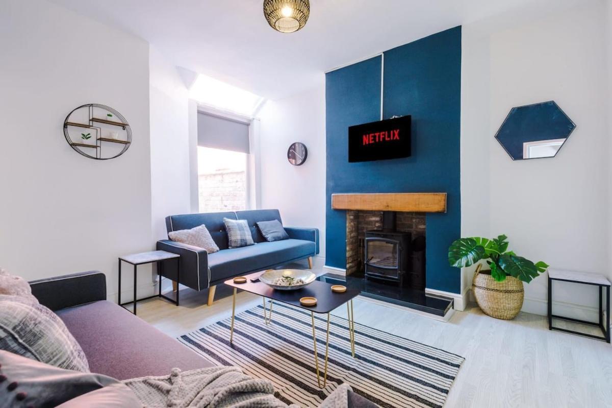 Large 4 Bedroom Home With Free Parking Near Mediacityuk Μάντσεστερ Εξωτερικό φωτογραφία