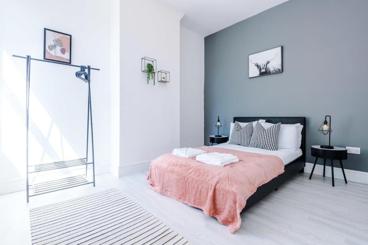 Large 4 Bedroom Home With Free Parking Near Mediacityuk Μάντσεστερ Εξωτερικό φωτογραφία