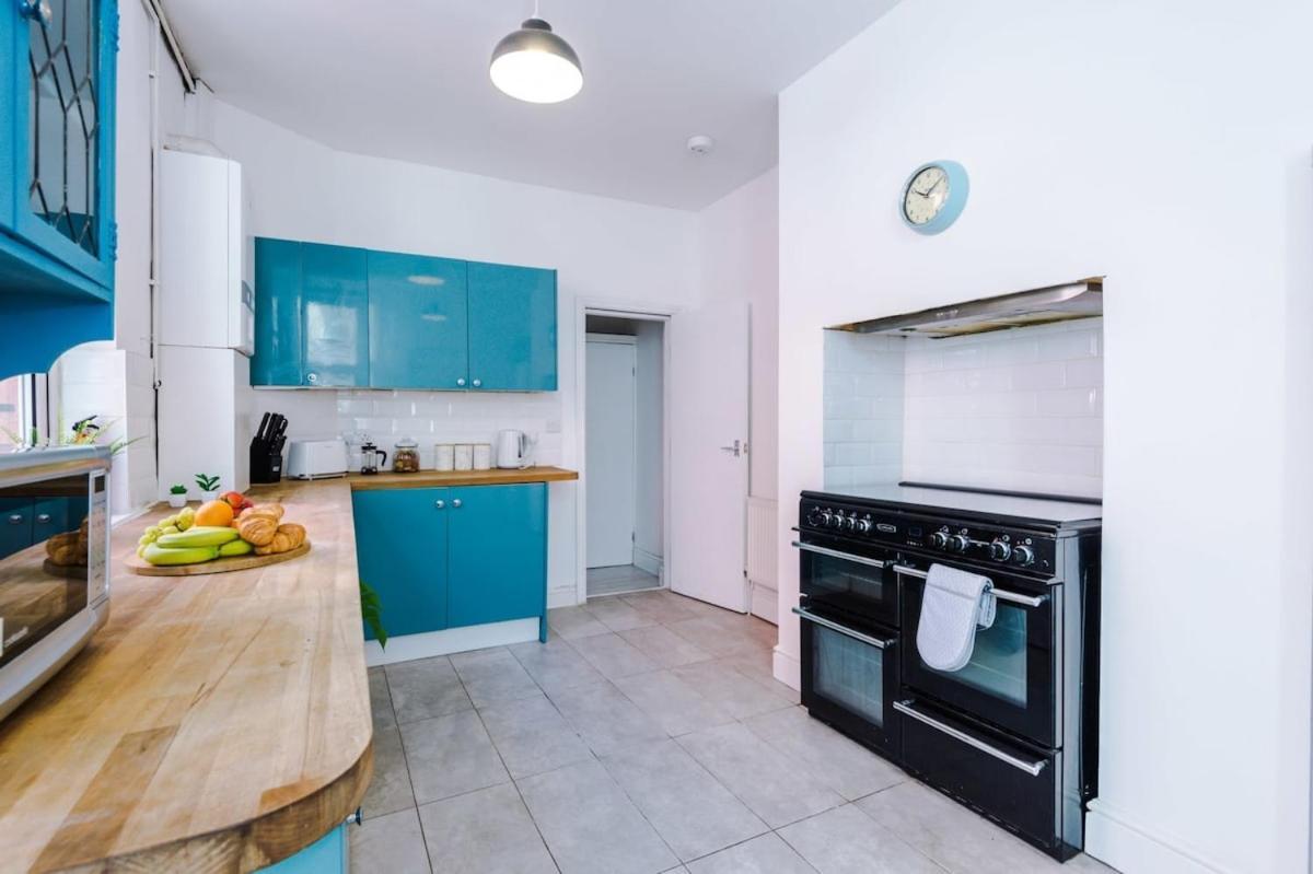 Large 4 Bedroom Home With Free Parking Near Mediacityuk Μάντσεστερ Εξωτερικό φωτογραφία