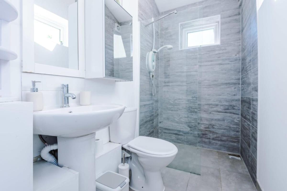 Large 4 Bedroom Home With Free Parking Near Mediacityuk Μάντσεστερ Εξωτερικό φωτογραφία