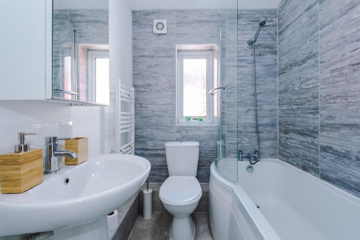 Large 4 Bedroom Home With Free Parking Near Mediacityuk Μάντσεστερ Εξωτερικό φωτογραφία